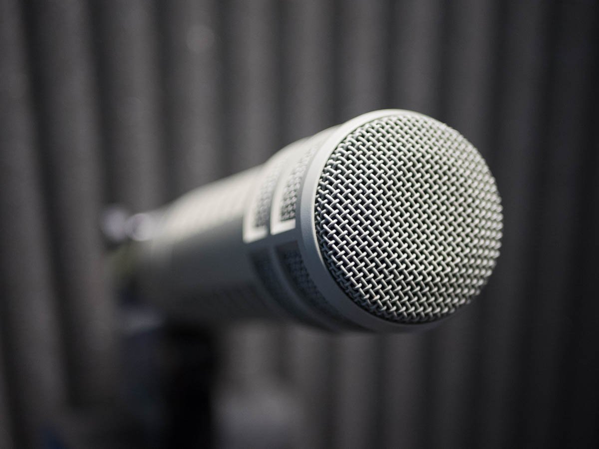 We use high-quality microphones for our online hypnosis